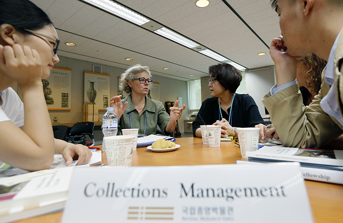 A total of 15 Korean and East Asian Studies majors from 11 countries participate in lectures and discussion sessions at the National Museum of Korea. (photos: Jeon Han)