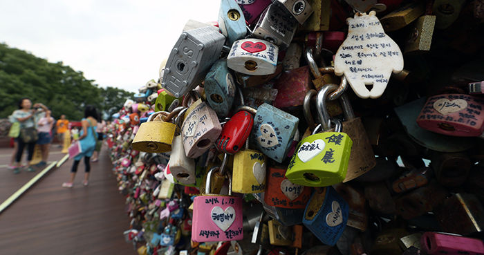 Love notes are written in various languages on the 'padlocks of love' hung at the base of N Seoul Tower. (photo: Jeon Han)