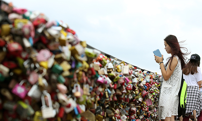 People who visit N Seoul Tower can enjoy a cool, fresh breeze blowing across Namsan Mountain, despite the hot and humid weather of summer. (photo: Jeon Han)