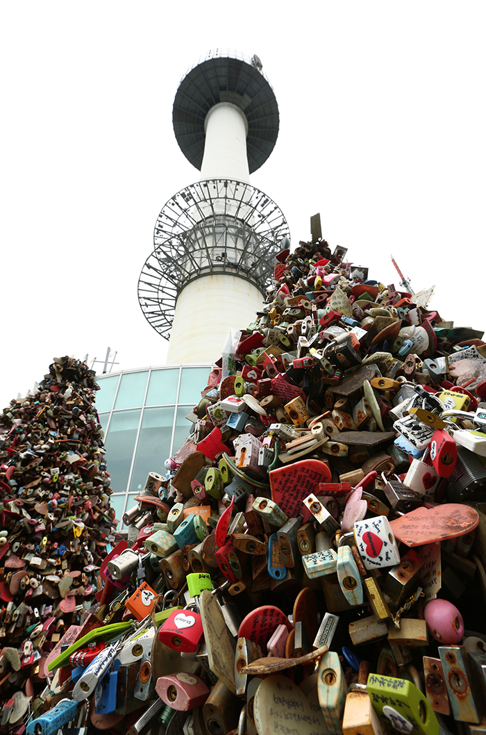 Each of the padlocks hanging at the base of N Seoul Tower has its own love story. (photo: Jeon Han)
