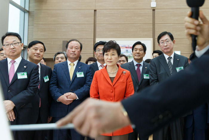 President Park Geun-hye (second from right) looks around the Jeonnam-Naju Innovation City in Naju City, Jeollanam-do (South Jeolla Province).