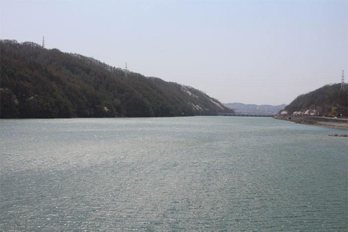 The Nakdonggang River, which rises near Taebaek in Gangwon-do Province, flows toward the South Sea through Gyeongsangbuk-do and Gyeongsangnam-do Provinces. Many of the ancient kingdoms that existed on the Korean Peninsula, Silla in particular, the first unified Korean state, were born here along the banks of the Nakdonggang River. It is also a lifeline of civilization, where both Goryeo and Joseon were formed. The photos above show the Nakdonggang River as it flows through Andong.