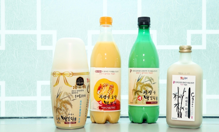 (From left) Pasteurized Jijangsu hobak makgeolli, unpasteurized Jijangsu hobak makgeolli, unpasteurized Jijangsu rice makgeolli and pasteurized Cameo makgeolli are all made by the Nakchun brewery, located in Donghae, Gangwon-do.