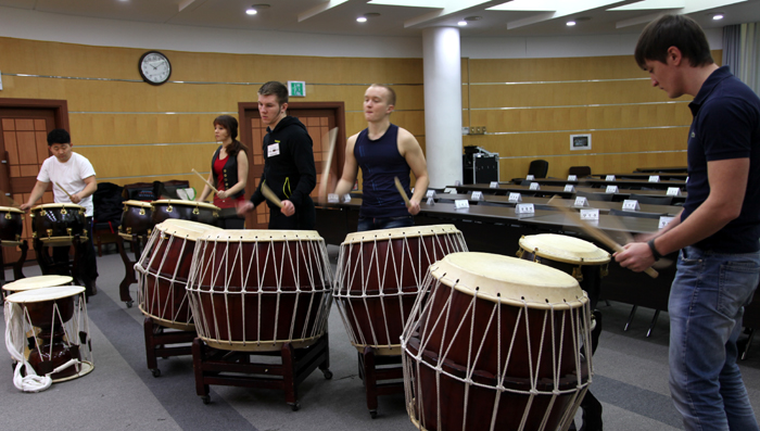 Namdo_Gugak_Center_Russian_Students_01.jpg