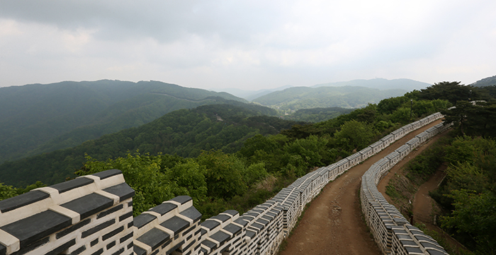 (From top) The east gate, west gate and fortress wall of the Namhansanseong (photo: Jeon Han) 