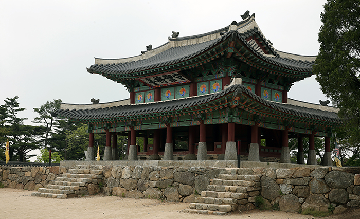  (Top) The temporary palace, the <i>Haenggung</i>, houses the king when he travels outside the official palace. (Bottom) The command post in the western wall is called the <i>Sueojangdae</i>. (photo: Jeon Han) 
