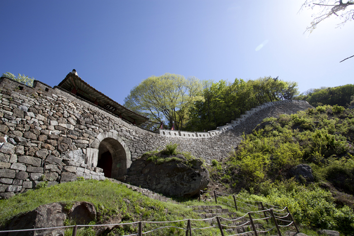 The mountain fortress Namhansanseong is added to the list of UNESCO World Heritage sites by the World Heritage Committee on June 22 during its 38th assembly, held in Doha, Qatar. (photo courtesy of the Namhansanseong Culture & Tourism Initiative)