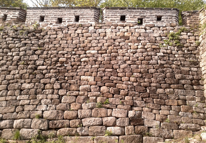 (Top) The ramparts of Namhansanseong embrace aspects of fortress construction from the 17th century Joseon era. (Bottom) Meanwhile, some parts of the walls date back to the Baekje Kingdom (18 B.C.–A.D. 660). (photos courtesy of Namhansanseong Culture & Tourism Initiative)