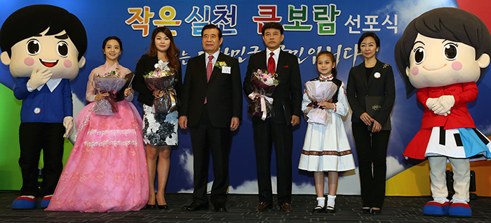 Chairman Han Gwang-ok (third from left) and goodwill ambassadors pose for a group photo at the launch ceremony of the Presidential Committee for National Cohesion’s”Small Actions Lead to Great Satisfaction” campaign on March 12, 2014. (photo: Jeon Han)