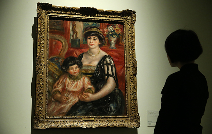(Top) "Mrs. Josee Bernheim-Jeune and her son Henry" (Madame Josee Bernheim-Jeune et son fils Henry) by Pierre Auguste Renoir and (bottom) "Madame Valtesse de la Bigne" by Henri Gervex both show the prosperous lifestyle of belle époque Paris. (photo: Jeon Han) 