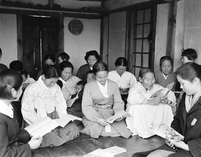 University students run an anti-illiteracy campaign in a farming village in 1962.