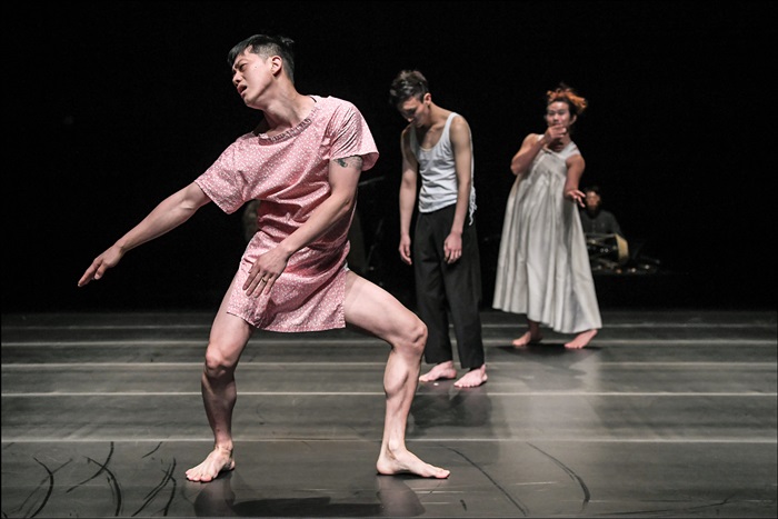 Korea National Contemporary Dance Company and Belgium’s Theatre de Liege presents Nativos at the Sejong Center for the Performing Arts in Seoul on Nov. 2.