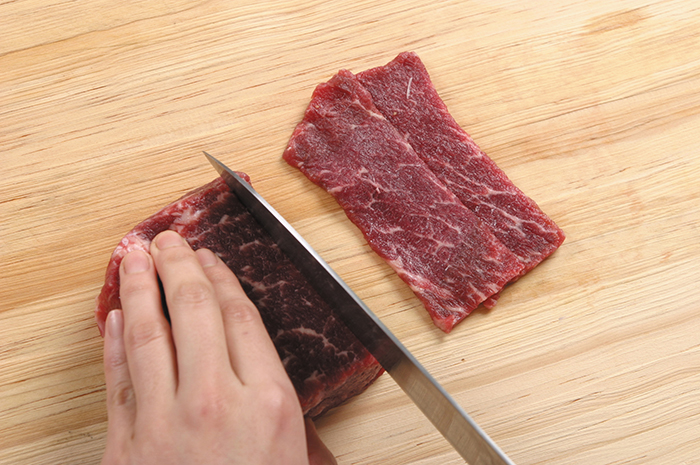 After cleaning off the blood and cutting off the fat and any tendons, prepare the beef slices. Make sure to cut the meat thinly against the grain, otherwise the meat will get tough after grilling.