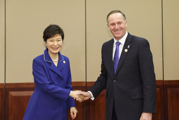  President Park Geun-hye (left) and New Zealand Prime Minister John Key shake hands before a bilateral summit in Brisbane, Australia, on November 15. 