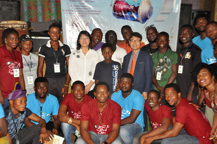 Director Han Sungrae of the Korean Cultural Centre Nigeria poses for a photo with participants in the <i>janggu</i> drum workshop after delivering his words of encouragement.