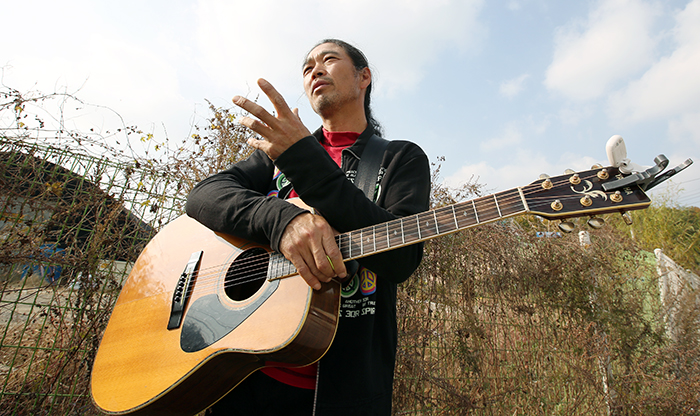 Despite strong opposition from his family, singing farmer Kim Back-keun never gives up on his passion for music. 