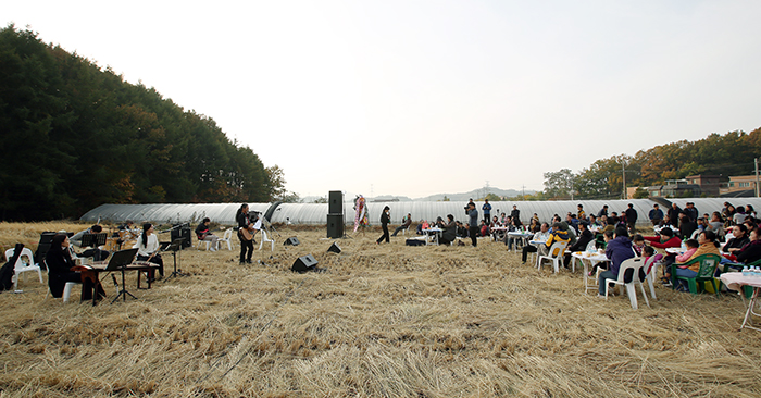 The singing farmer holds his Nondureong Concert in his own rice field, evidencing that, for him, work and art are inseparable. 