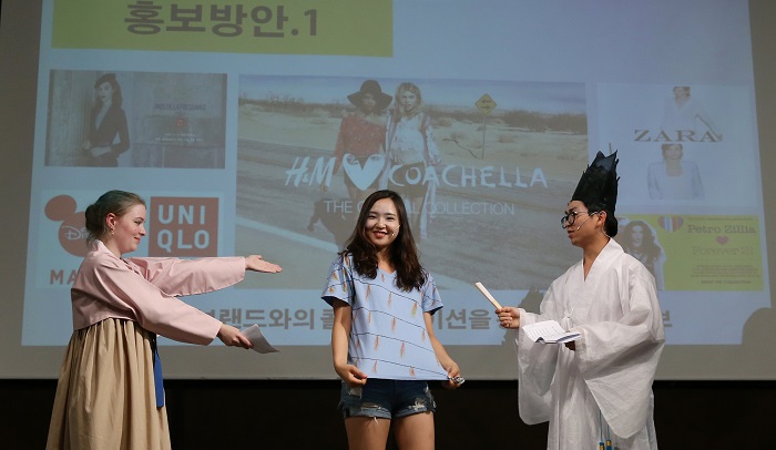 Team Flame Blossom consists of students from Soon Chun Hyang University. They present ways to globalize <i>nakhwanori</i>, a traditional type of fireworks used by scholars during Joseon times.