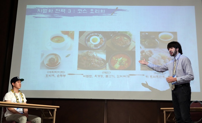 Rafael Milliati Ramalho (right), a Brazilian graduate student at Chung-Ang University, talks about different strategies to promote Korean food around the world.