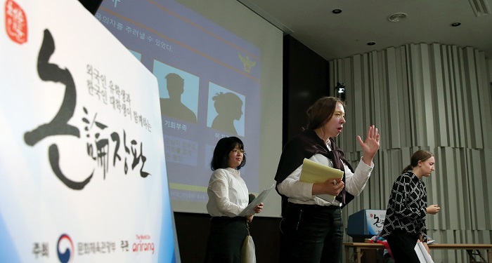 Team Ttelight, consisting of Korean, Russian, U.S. and Japanese college students, performs its skit ‘<i>Pungmulnori</i>Meets the World.’