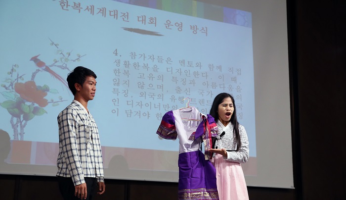 Callanta Maria Lynette (right), a Philippine student at Seoul National University, shows off a modernized Hanbok that embraces Philippine traditions. She is part of the <i>Balahhyeonmi</i> team (발아현미) made up of students from Korea, the Philippines, Bulgaria and Laos.