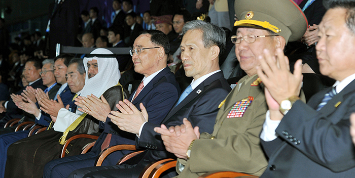  High-level delegates from North Korea attend the closing ceremony for the 17th Asian Games in Incheon on October 4 alongside South Korean officials, including Prime Minister Chung Hong-won, and members of the Asian Games organizing committee. 