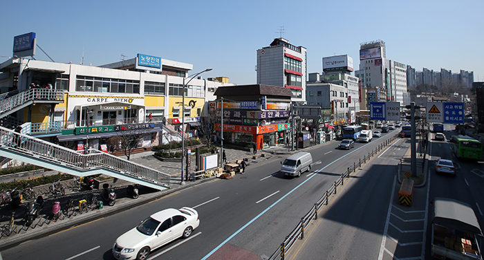The neighborhood around Noryangjin Station is known for its abundant food choices. There's the Noryangjin Fisheries Wholesale Market to the north of the station, and on the opposite side sits the Cup Rice Alley.