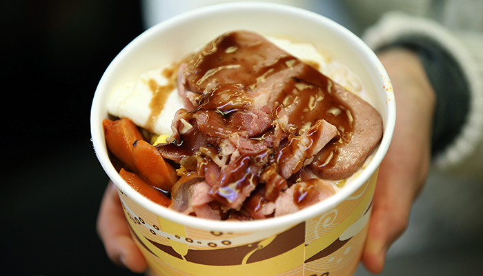 A cup of rice mixed with a wide variety of toppings, such as Spam, kimchi, grilled short rib patties and fried eggs, is served at many of the 'cup rice' stalls around Noryangjin Station.