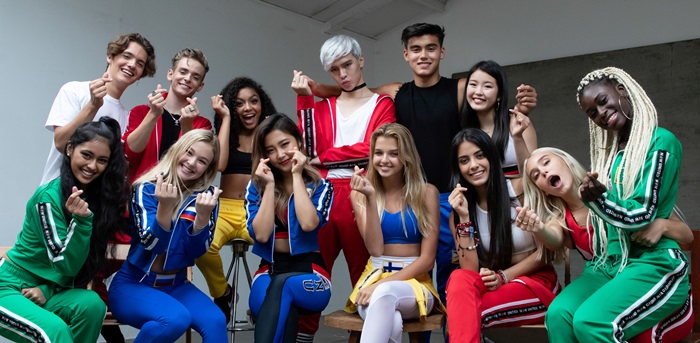 The pop group Now United, which features 14 singing and dancing artists from different countries, makes hearts with their fingers for a photo at a studio in Yongsan-gu, Seoul, on July 12. (Front row from left) Shivani, Sofya, Heyoon, Joalin, Sabina, Sina, Diarra. (Back row from left) Noah, Josh, Any, Krystian, Bailey, Hina.