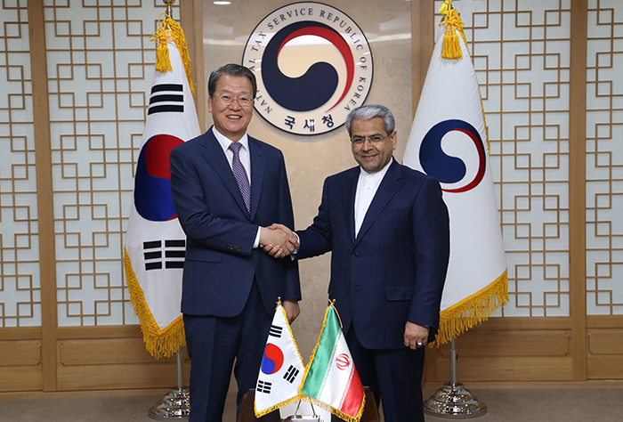 National Tax Service Commissioner Lim Hwansoo (left) and Seyed Kamel Taghavi-Nejad from Iran's National Tax Administration (INTA) hold their first bilateral meeting in Tehran on Feb. 7. The photo shows the two during the Iranian's visit to Korea last year.
