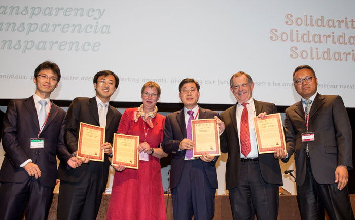 Members of the Korean delegation pose for a photo with OIE staff while holding certificates that acknowledge Korea’s status as being free from four animal diseases, including FMD and BSE. (photo: courtesy of the Ministry of Agriculture, Food & Rural Affairs)