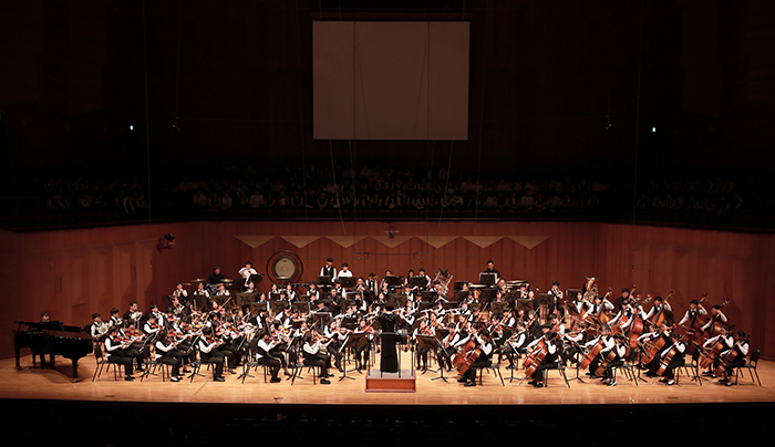 El Sistema Korea Gangwon, a youth orchestra with members from across Gangwon-do Province, is to perform at the Gangneung Arts Center in Gangneung on Jan. 6 to support the PyeongChang 2018 Olympic and Paralympic Winter Games. The photo above shows the orchestra at the Seoul Arts Center in October 2017. (Korea Arts & Culture Education Service)