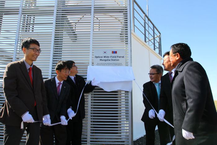 Representatives of the KASI and the Research Center for Astronomy and Geophysics of Mongolia unveil the new telescope.