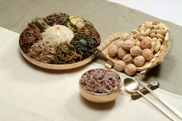 People eat <i>ogokbap</i>, vegetables and nuts on the day of <i>Jeongwol Daeboreum</i>. At night, they observe the light of the full moon, hoping for health and a long life.
