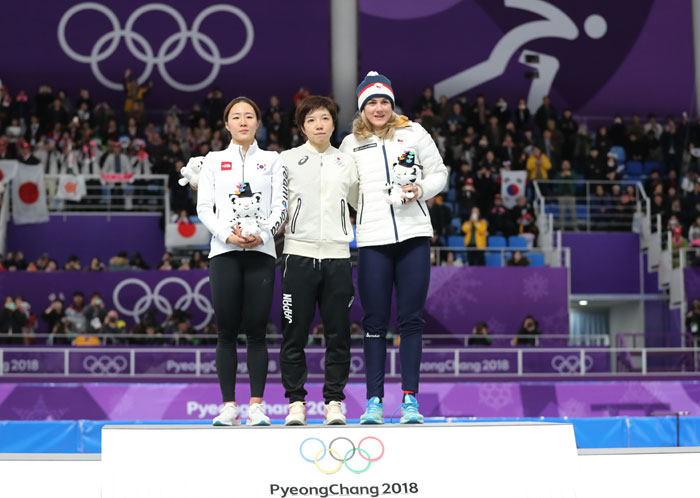 (From left) Lee Sang-Hwa, Nao Kodaira and Kim Boutin pose for a photo on the podium after finishing the women's 500 m speed skating final at the Gangneung Speed Skating Center, in Gangneung on Feb. 18. (Yonhap News)