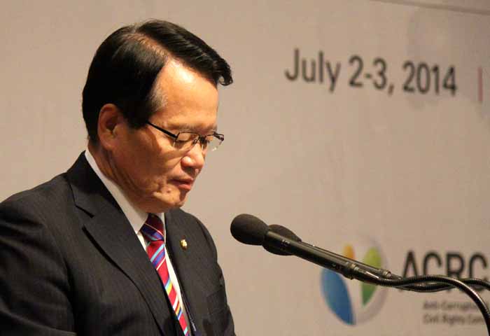 Chairman of the Anti-Corruption & Civil Rights Commission (ACRC) Lee Sung-bo (top) and Chairman of the National Assembly Chung Ui-hwa deliver speeches during the opening ceremony of the 2014 Ombudsman Global Conference, on July 2, at the Korea Press Center, in central Seoul. (photos: Wi Tack-whan)