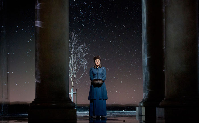  Tchaikovsky's opera 'Eugene Onegin' is staged at the Seoul Arts Center in the form of a concert. 