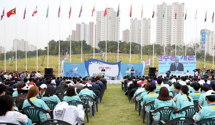 12일 오전 인천광역시 남동구 구월동 구월아시아드선수촌 국기광장에서 제17회 인천아시아경기대회 선수촌 개촌식이 열렸다. 