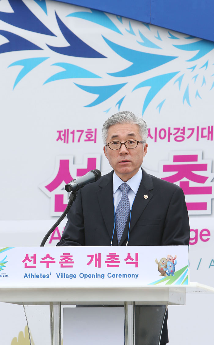 인천아시안경기대회 선수촌 개촌식에서 김종덕 문화체육관광부 장관이 축사를 하고 있다.