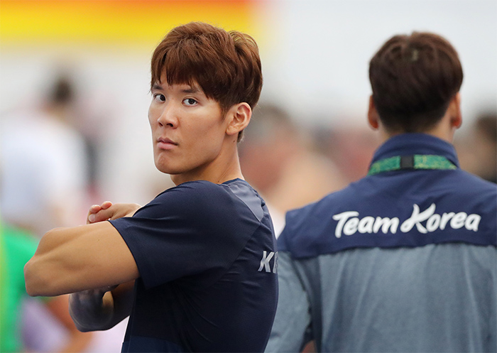 South Korean swimmer Park Tae-hwan stretches at the warm-up pool for the 2016 Summer Olympics in Rio de Janeiro, in this Associated Press photo taken on Aug. 3, 2016. (Yonhap)