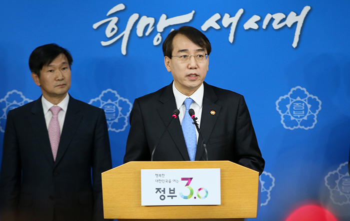 Minister for Government Policy Coordination Lee Sukjoon announces Seoul's unilateral sanctions against North Korea at the Government Complex-Seoul on Mar. 8. The latest sanctions include bans on financial dealings, shipping and trade related to the North.