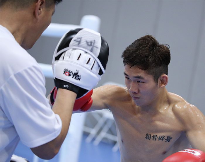 South Korean boxer Ham Sang-myeong (R) trains with his coach, Park Si-heon, at Riocentro-Pavilion 5 in Rio de Janeiro on July 31, 2016. (Yonhap)
