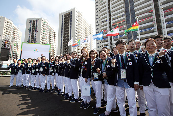 South Korean athletes and officials at the Rio de Janeiro Olympics pose for a photo during their welcoming ceremony into the athletes' village on Aug. 2, 2016. (Yonhap)