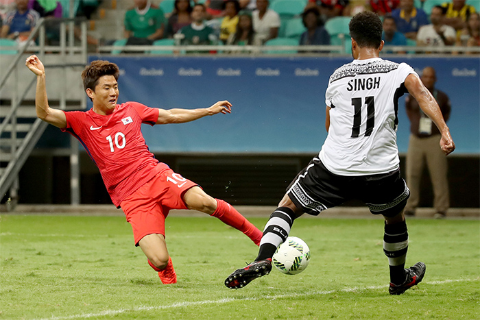 South Korean midfielder Ryu Seung-woo (L) takes a shot during the Rio de Janeiro Olympic football match against Fiji at Fonte Nova Arena in Salvador, Brazil, on Aug. 4, 2016. (Yonhap)