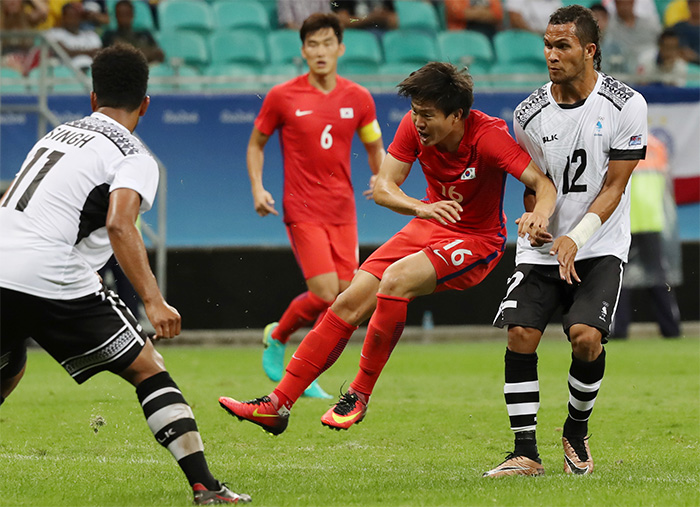 South Korean midfielder Kwon Chang-hoon (C) scores the team's second goal in the 6-0 victory over Fiji in the Rio de Janeiro Olympic football tournament at Fonte Nova Arena in Salvador, Brazil, on Aug. 4, 2016. (Yonhap)