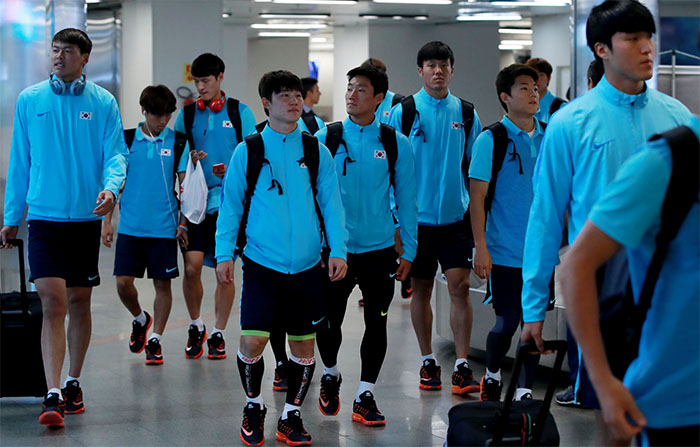 South Korean football players walk through Brasilia International Airport in Brasilia on Aug. 8, 2016. (Yonhap)