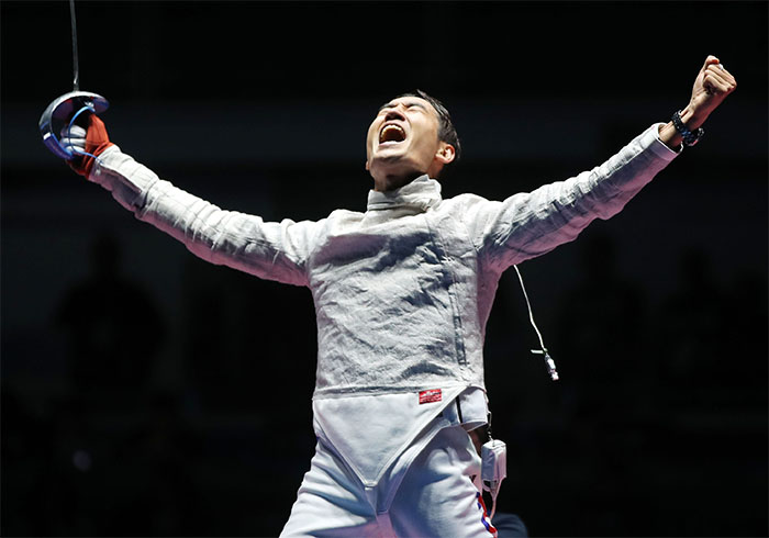 South Korean fencer Kim Jung-hwan celebrates winning the bronze medal in the men's individual sabre at the Rio de Janeiro Olympics on Aug. 10, 2016. (Yonhap)