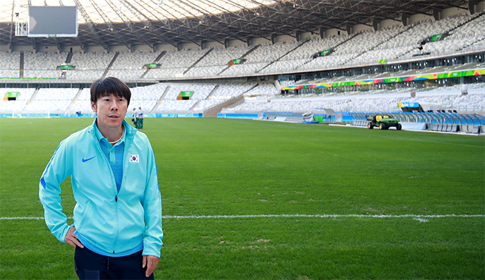South Korean Olympic men's football coach Shin Tae-yong studies the field at Mineirao, the site of his team's quarterfinals match against Honduras in Belo Horizonte, Brazil, on Aug. 11, 2016.