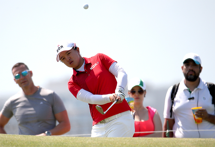 South Korea's Kim Sei-young hits a shot on to the first green at Olympic Golf Course in the first round of the Rio de Janeiro Olympic women's golf tournament on Aug. 17, 2016. (Yonhap)