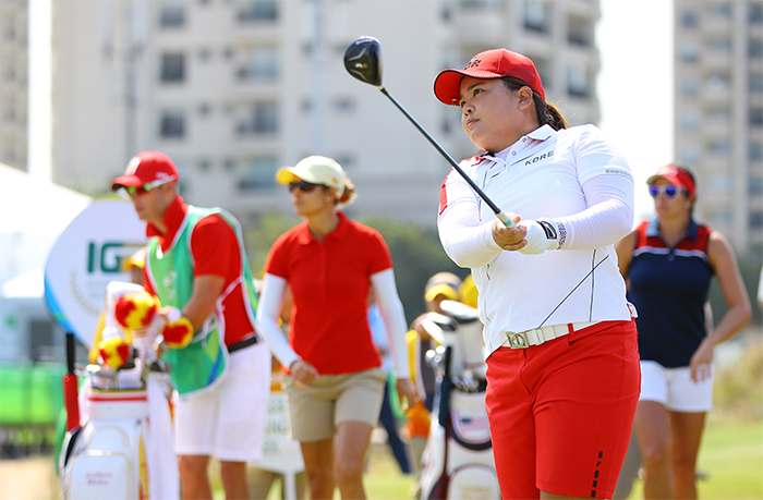 South Korea's Park In-bee watches her first tee shot in the second round of the Rio de Janeiro Olympic women's golf tournament on Aug. 18, 2016. (Yonhap)